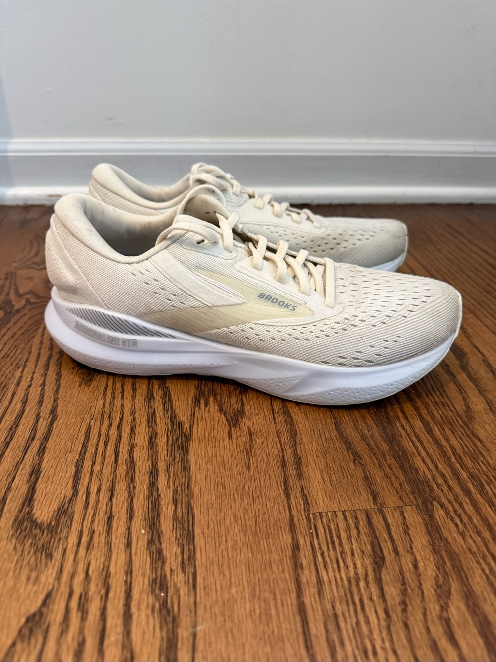 Brooks Adrenaline GTS 24 Womens Shoes Sz 9.5 B White Oyster Alloy Lace Sneakers